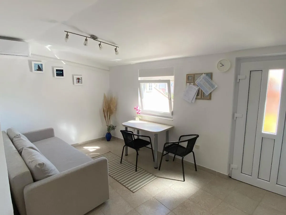 Beachfront Apartment Vir